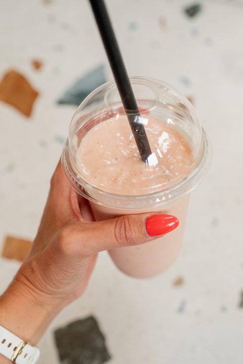 Een milkshake in de hand