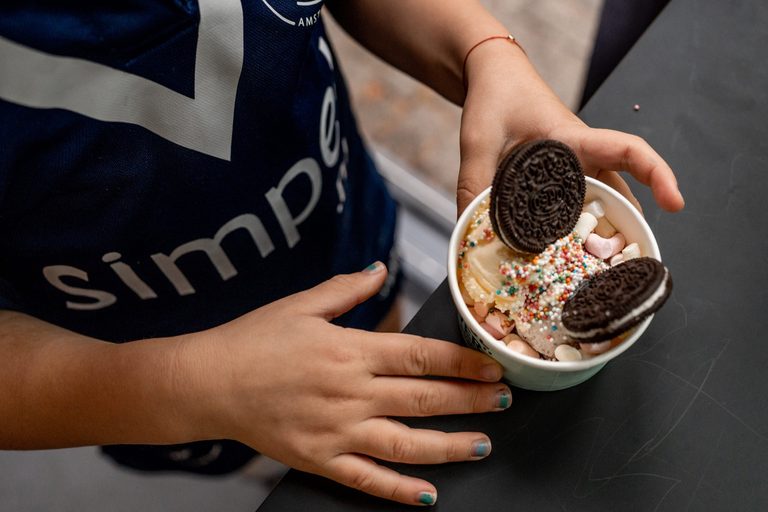 Een beker ijs met toppings