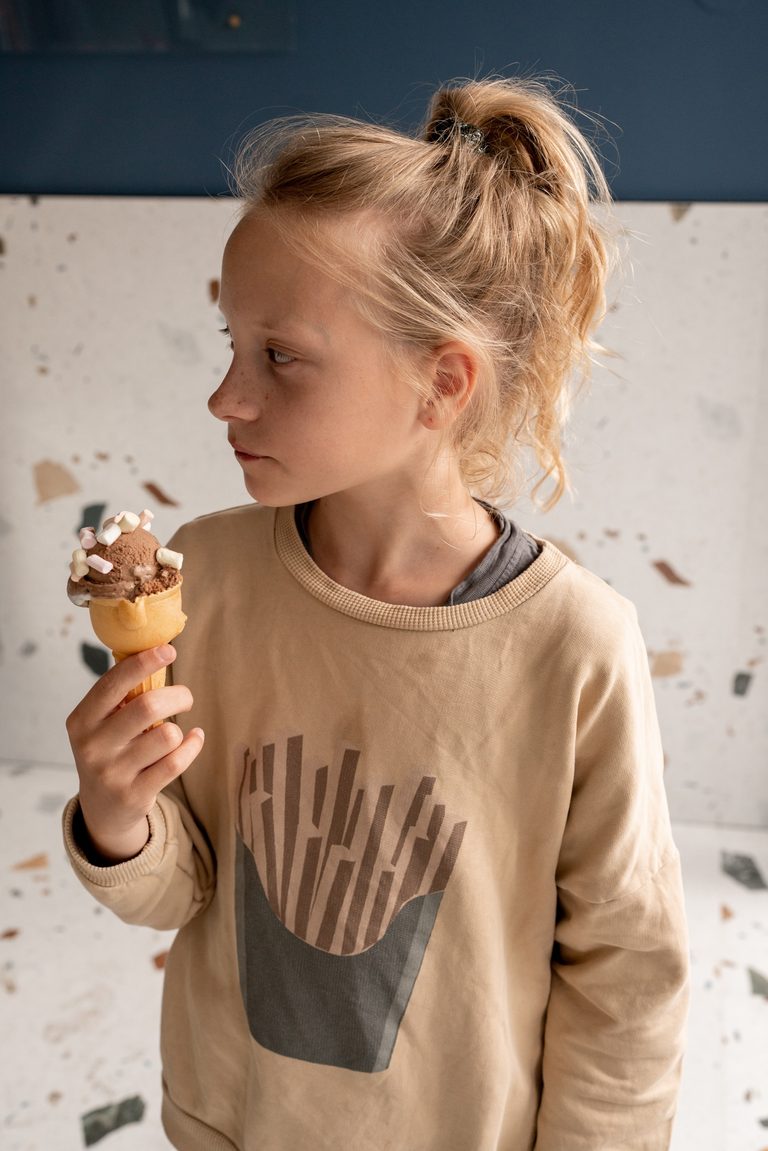 Meisje met een ijshoorntje in Hillegersberg