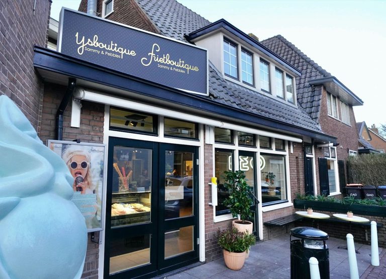De gevel van de boutique in Laren